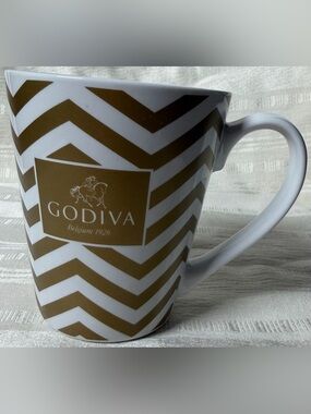 Godiva 2015 Gold White Chevron Ceramic Coffee Mug Belgium 1926